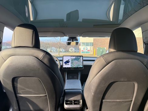 Used 2021 Tesla Model Y Long Range image 16