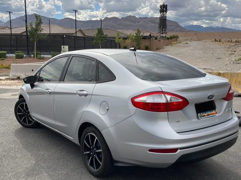 Used 2015 Ford Fiesta SE image 2