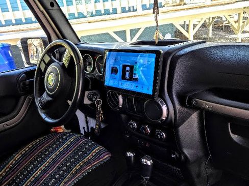 Used 2018 Jeep Wrangler Sport AWD/4WD image 9