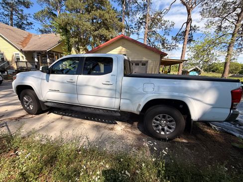 Used 2017 Toyota Tacoma SR5 image 4