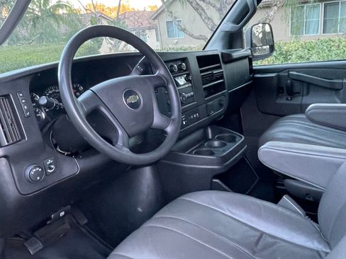Used 2018 Chevrolet Express 2500 Extended Van 3D image 8