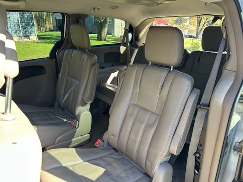 Used 2015 Chrysler Town & Country Touring image 6