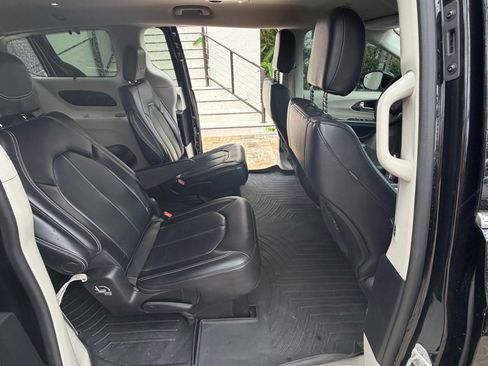 Used 2022 Chrysler Pacifica Touring-L FWD image 5
