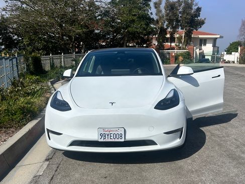 Used 2022 Tesla Model Y Performance image 4