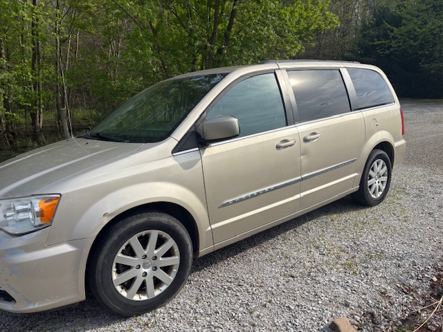 Used 2014 Chrysler Town & Country Touring FWD image 2