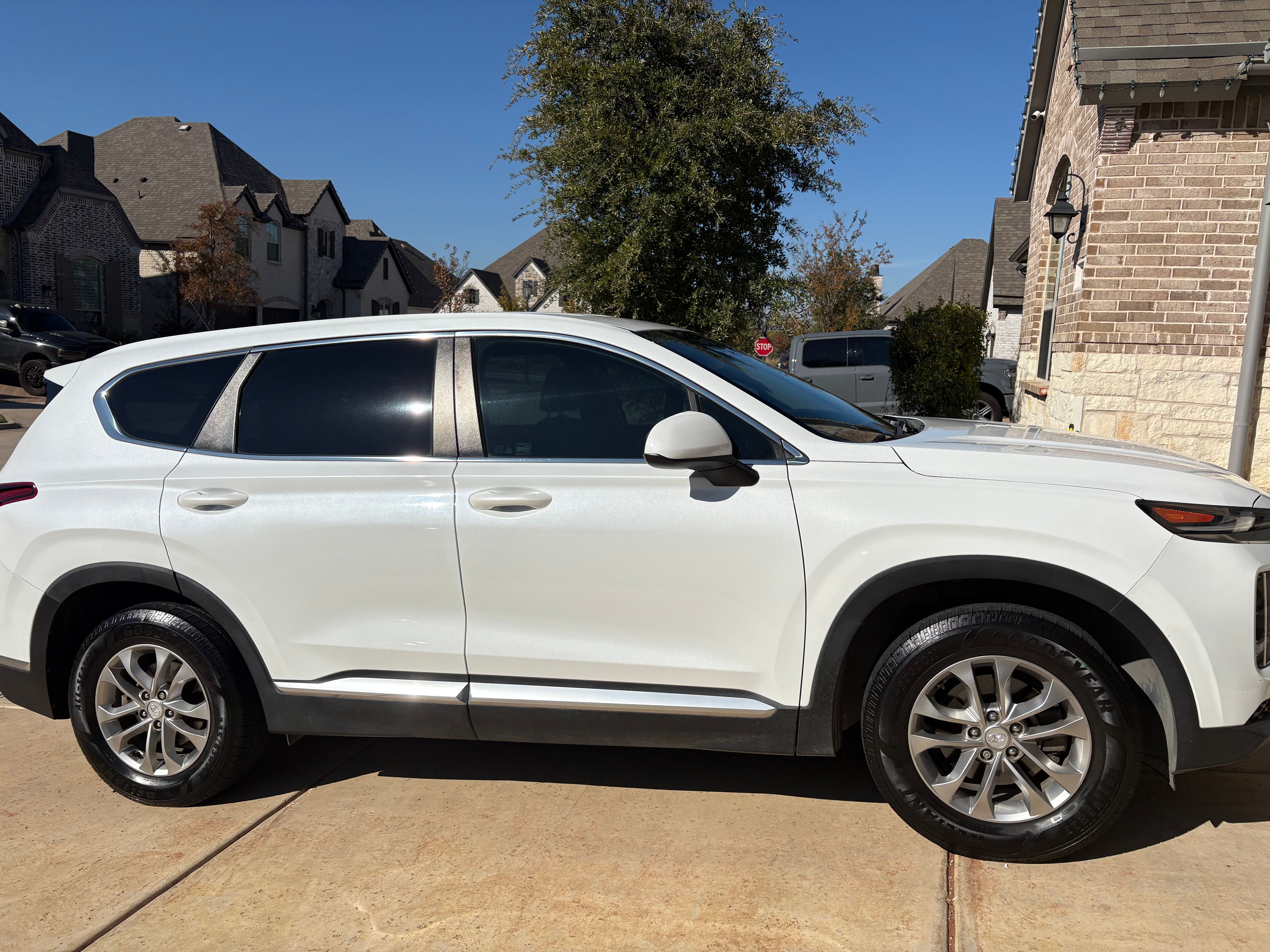 Used 2019 Hyundai Santa Fe SE FWD image 2