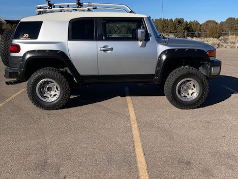 Used 2007 Toyota FJ Cruiser Sport Utility 2D image 2