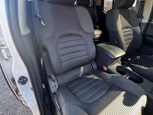 Used 2005 Nissan Frontier NISMO w/ (J01) Sunroof Pkg image 21