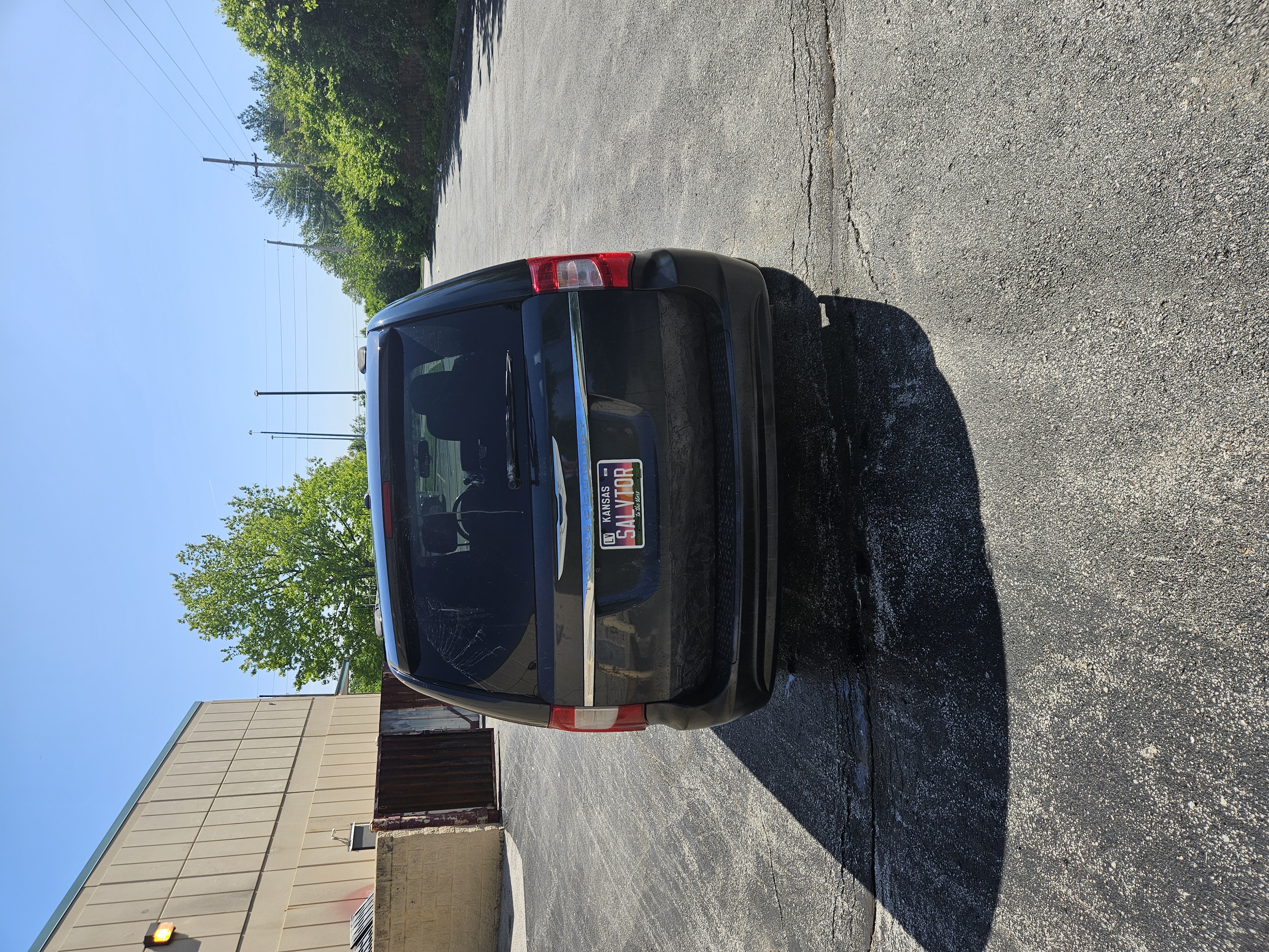 Used 2014 Chrysler Town & Country Touring FWD image 1