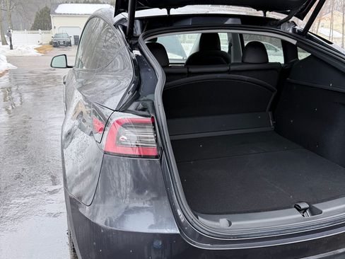 Used 2024 Tesla Model Y Long Range image 9