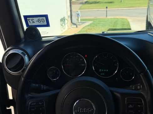 Used 2011 Jeep Wrangler Unlimited Sahara w/ Connectivity Group AWD/4WD image 14