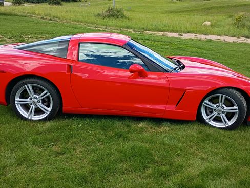 Used 2010 Chevrolet Corvette Coupe w/ 1LT RWD image 2