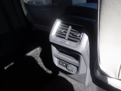 Used 2018 Volkswagen Tiguan SE w/ Panoramic Sunroof Package image 5