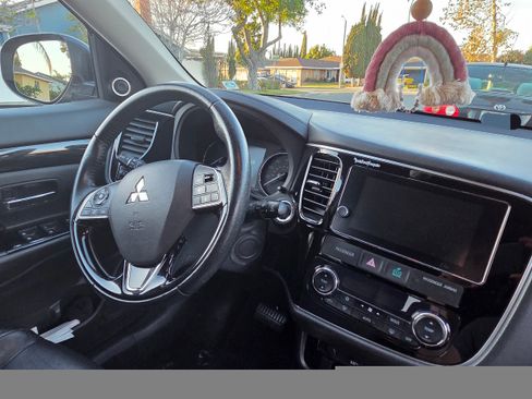 Used 2017 Mitsubishi Outlander SEL image 12