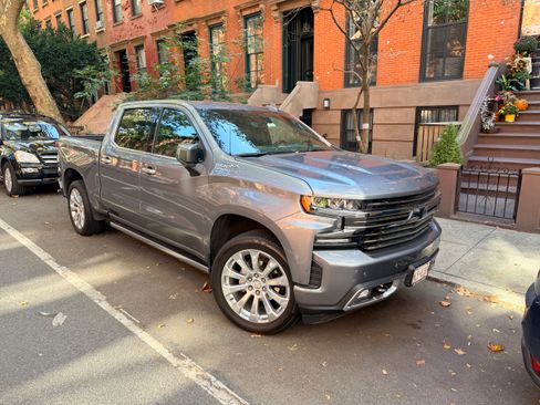Used 2021 Chevrolet Silverado 1500 High Country w/ Technology Package image 1