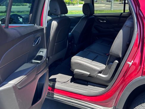 Used 2020 Chevrolet Traverse LT w/ Driver Confidence II Package FWD image 9