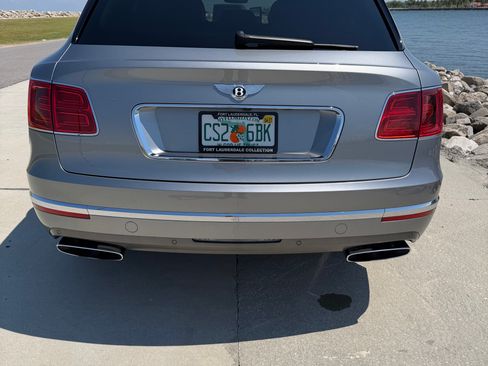 Used 2018 Bentley Bentayga Onyx Edition image 9