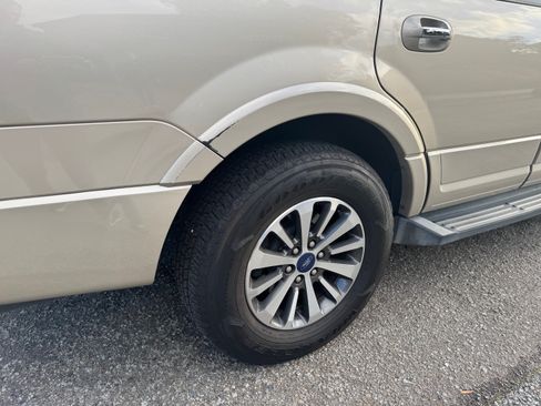 Used 2017 Ford Expedition XLT image 29