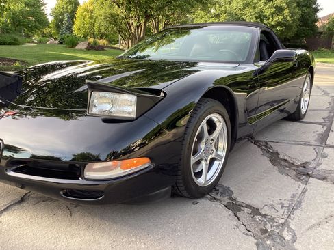 Used 2001 Chevrolet Corvette Convertible w/ Preferred Equipment Group2 RWD image 9