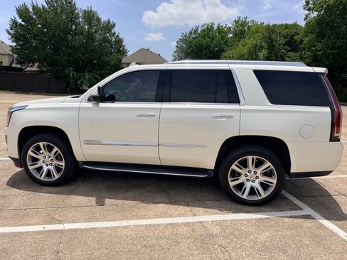 Used 2015 Cadillac Escalade Luxury RWD image 2