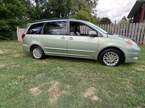 Used 2010 Toyota Sienna XLE image 4