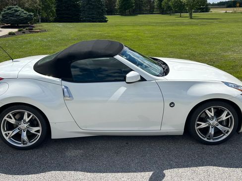 Used 2010 Nissan 370Z Touring w/ Sport Pkg RWD image 13