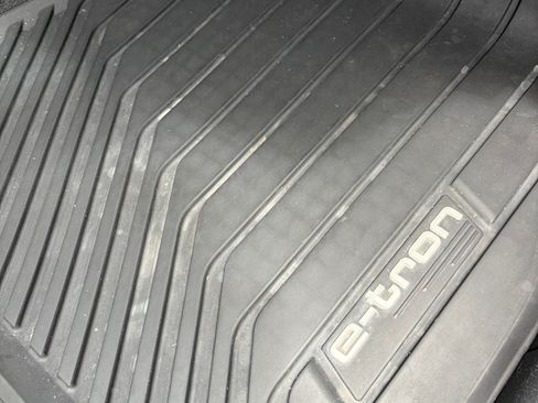Used 2019 Audi e-tron Prestige w/ Prestige Package AWD/4WD image 32