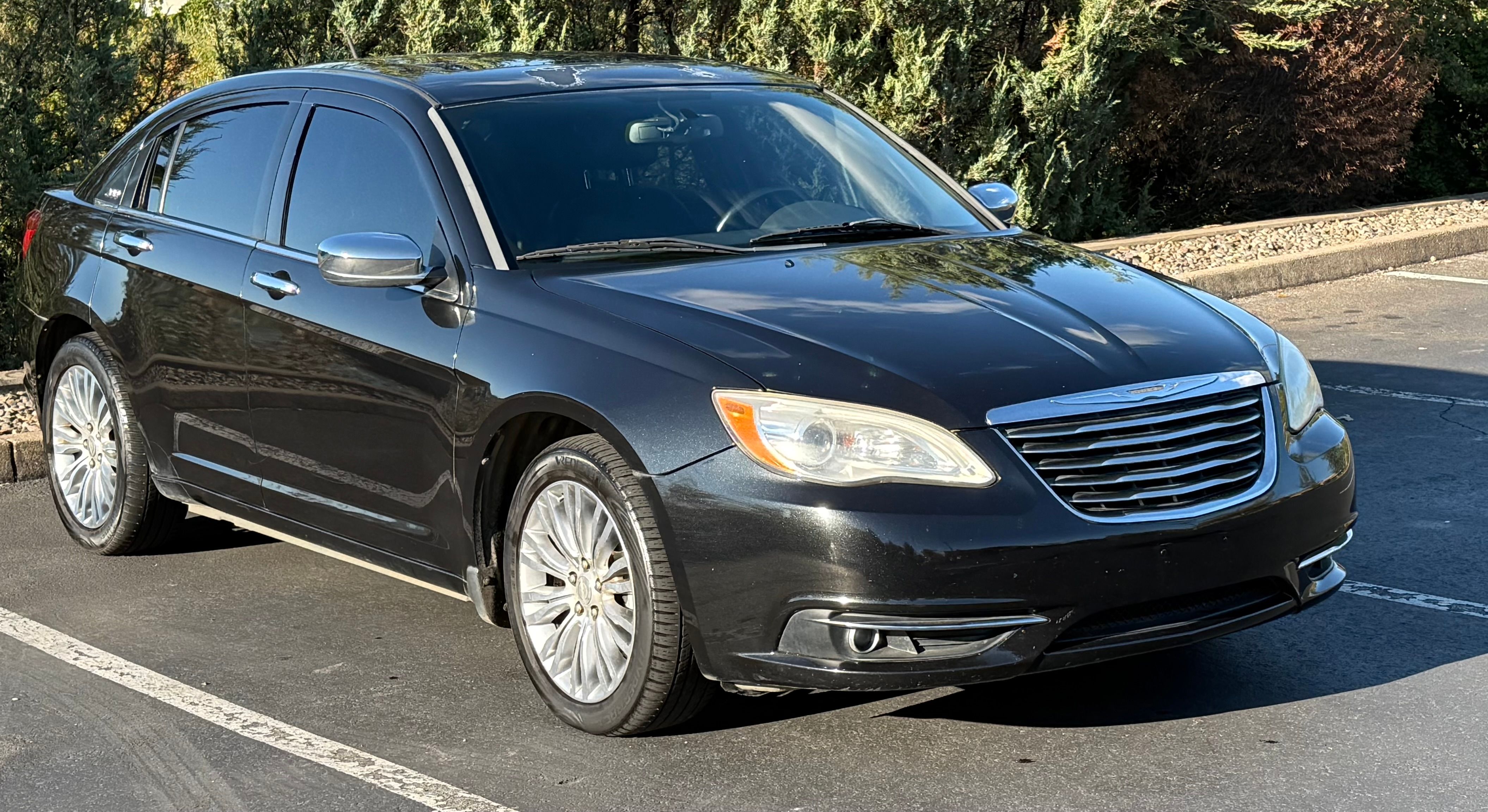 Used 2011 Chrysler 200 Limited FWD image 1
