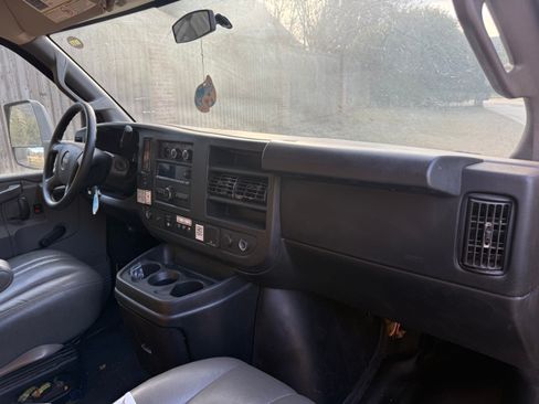 Used 2018 GMC Savana 3500 Extended w/ Driver Convenience Package image 12