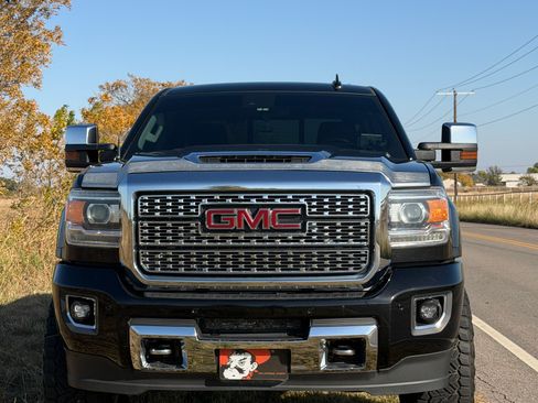 Used 2019 GMC Sierra 2500 Denali w/ Duramax Plus Package image 2