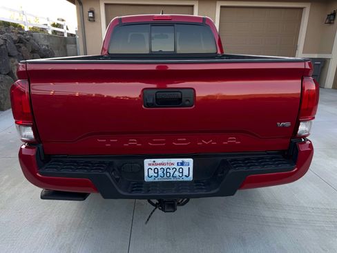 Used 2017 Toyota Tacoma TRD Sport w/ Tow Package image 8