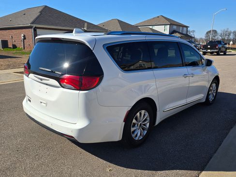 Used 2018 Chrysler Pacifica Touring-L image 6