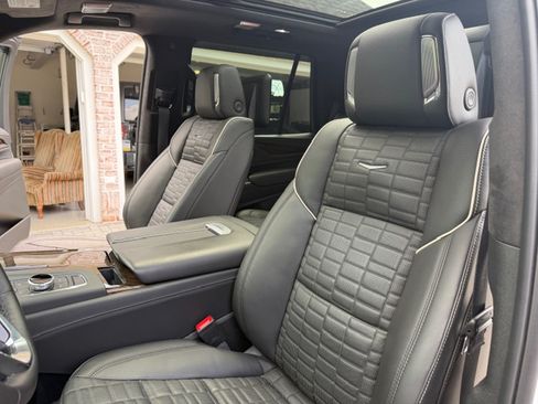 Used 2024 Cadillac Escalade Premium Luxury Platinum AWD/4WD image 9