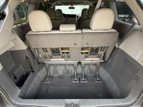 Used 2015 Toyota Sienna XLE w/ XLE Navigation Package FWD image 5