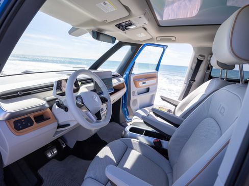 Used 2025 Volkswagen ID. Buzz 1st Edition image 6