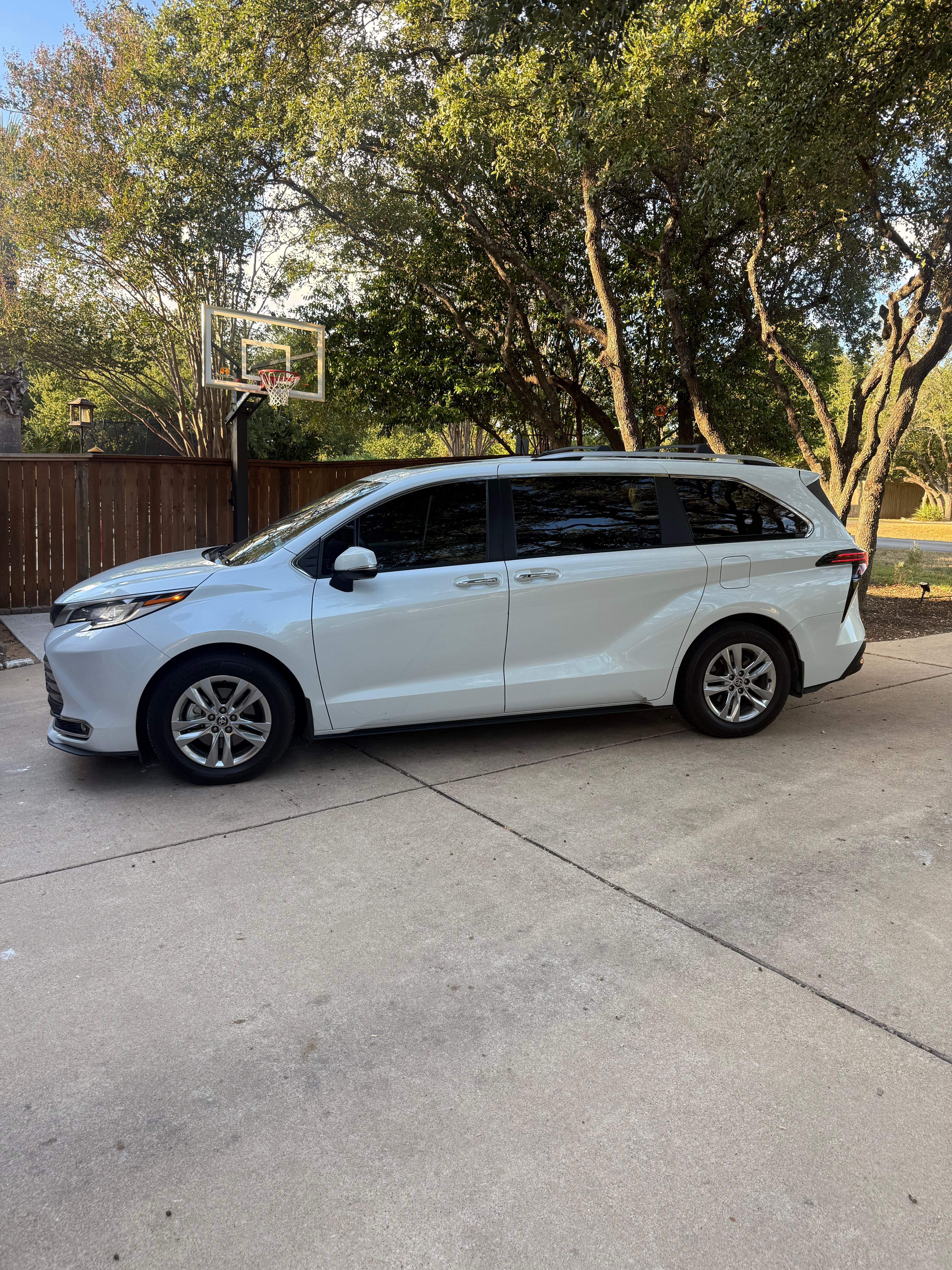 Used 2022 Toyota Sienna Limited AWD/4WD image 4