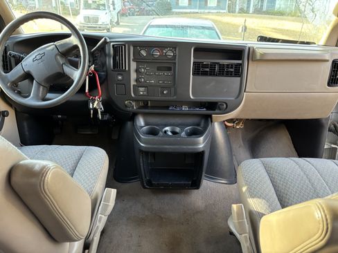 Used 2004 Chevrolet Express 3500 Extended Passenger image 9