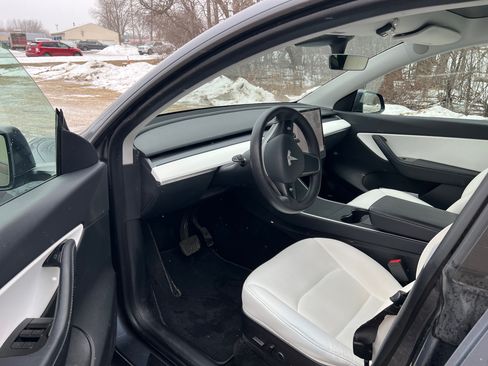Used 2021 Tesla Model Y Long Range image 9