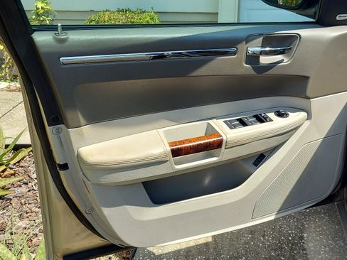 Used 2008 Chrysler 300 C w/ Protection Group II image 10