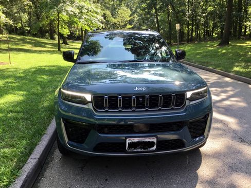 Used 2026 Jeep Grand Cherokee L Summit w/ Advanced Protech Group IV AWD/4WD image 5