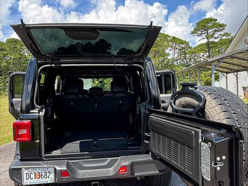 Used 2020 Jeep Wrangler Unlimited Sahara AWD/4WD image 9