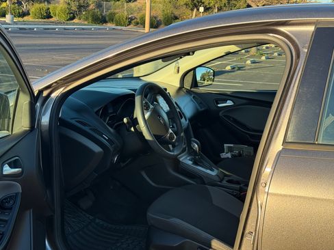 Used 2014 Ford Focus SE image 2