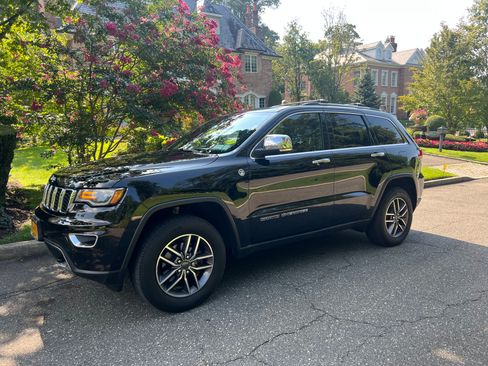 Used 2020 Jeep Grand Cherokee Limited w/ Luxury Group II image 2