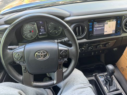 Used 2018 Toyota Tacoma TRD Off-Road AWD/4WD image 14