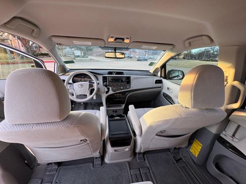Used 2011 Toyota Sienna LE image 18