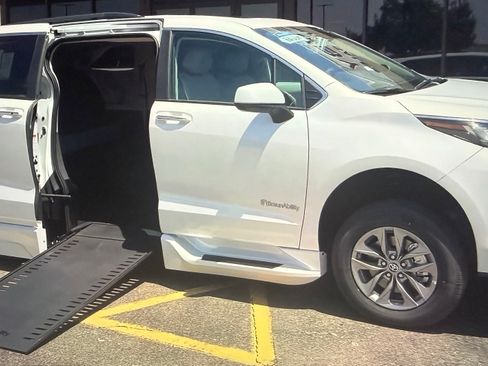 Used 2023 Toyota Sienna XLE w/ XLE Plus Package FWD image 2