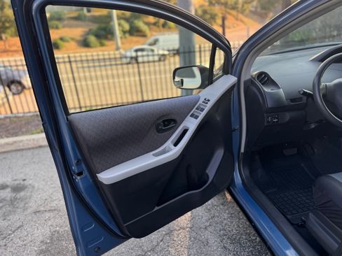 Used 2010 Toyota Yaris 4-Door Hatchback image 8