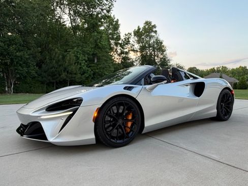 Used 2025 McLaren Artura Spider RWD image 10