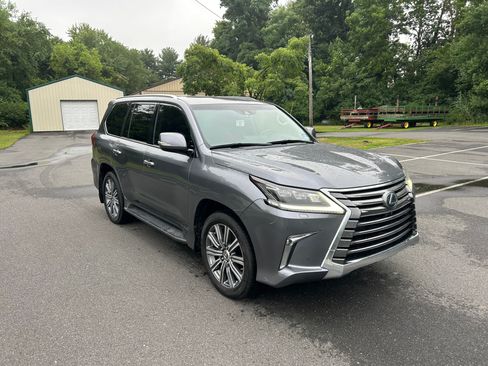 Used 2016 Lexus LX 570 4WD w/ Luxury Package image 2