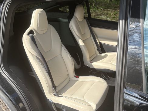 Used 2023 Tesla Model X Plaid image 5